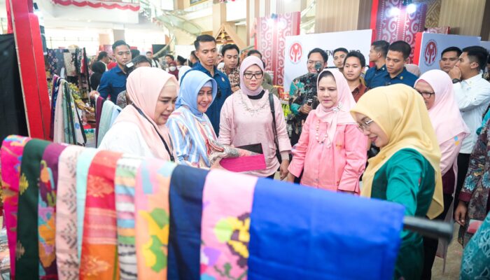 Indira Yusuf Ismail Dampingi Iriana Jokowi Dalam Bimtek Hortikultura dan Tinjau Produk Kerajinan di Makassar