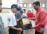 Bentuk Perhatian Kepada Anak Satgas Kebersihan, Pj Sekda Kota Makassar Serahkan Bantuan Pendidikan