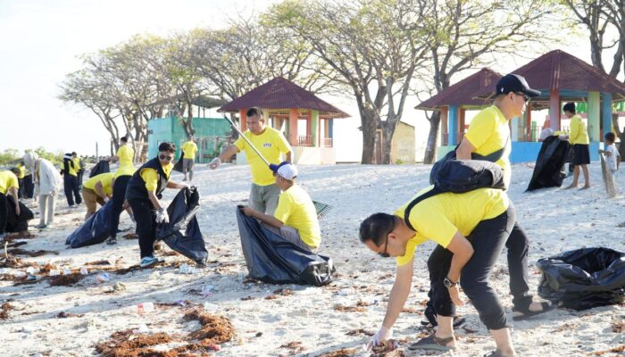 Indosat Dukung Pengendalian Pencemaran Sampah Laut Melalui Aksi Bersih Pantai di Pulau Lae-lae
