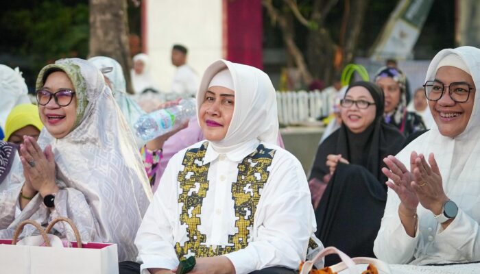 Ketua TP PKK Kota Makassar Ikuti Gerakan Sholat Subuh Berjamaah di Anjungan Pantai Losari