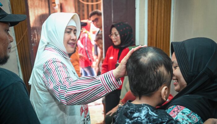 Indira Yusuf Ismail Beri Bantuan dan Dukungan Penderita Lumpuh Layu dan Hidrosefalus di Banta-bantaeng