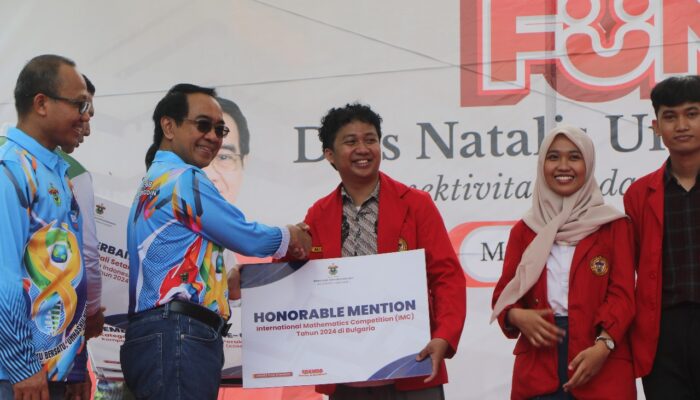Unhas Beri Penghargaan Mahasiswa Berprestasi di Puncak Perayaan Dies Natalis