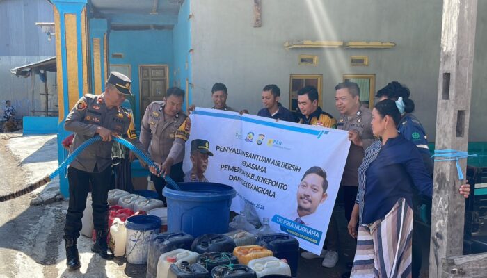 PLN Nusantara Power Unit Pembangkitan Punagaya Bersama Polsek Bangkala Kab. Jeneponto.Salurkan 30.000 Liter Air Bersih kepada Warga Yang Kesulitan air bersih