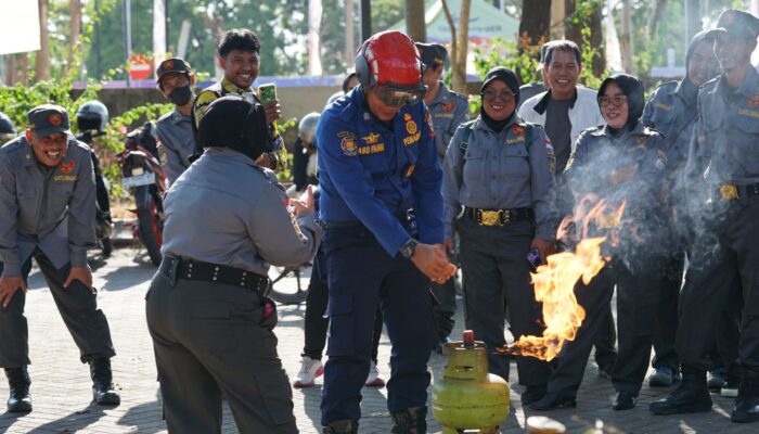 Satpol PP dan Damkarmat Makassar Latih Satlinmas Tangani Kebakaran Tabung Gas