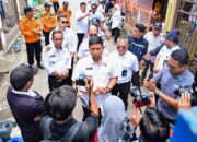 Dirut PDAM Dampingi PJS Walikota Makassar Terjun ke Masyarakat yang Terdampak kekeringan