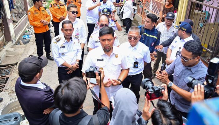 Dirut PDAM Dampingi PJS Walikota Makassar Terjun ke Masyarakat yang Terdampak kekeringan