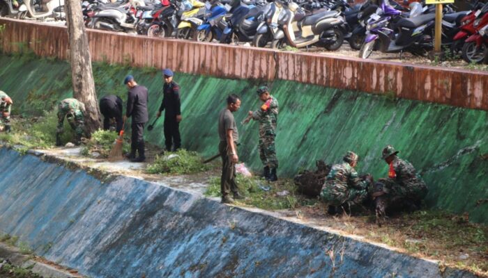 Kolaborasi TNI – Polri dan Masyarakat Bersihkan Sampah di Pinggiran Sungai dan Pasar Sentral Lama