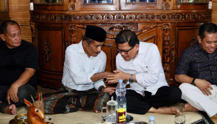 Didampingi Eks Wabup Sidrap, Azhar Silaturahmi ke Pemangku Adat di Desa Otting