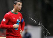 MENYEMBURKAR AIR YANG DIMINUM SEPERTI KEBIASAAN CRISTIANO RONALDO, TERNYATA ADA MANFAATNYA