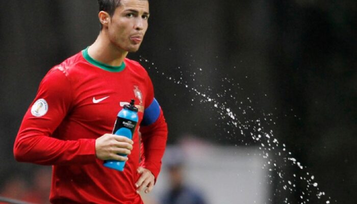 MENYEMBURKAR AIR YANG DIMINUM SEPERTI KEBIASAAN CRISTIANO RONALDO, TERNYATA ADA MANFAATNYA