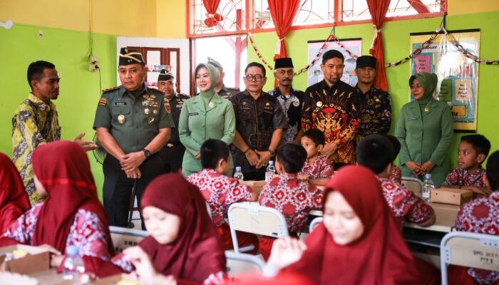 Pjs Wali Kota Arwin Azis Apresiasi Program Hasanuddin Peduli Anak Sekolah di Makassar