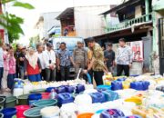 Fokus Tangani Warga Kekurangan Air, Pjs. Wali Kota Makassar Kembali Turun Bagikan Air Bersih ke Masyarakat Kecamatan Tallo