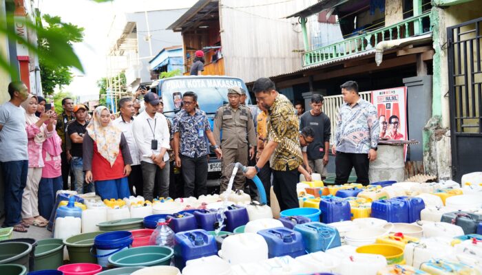 Fokus Tangani Warga Kekurangan Air, Pjs. Wali Kota Makassar Kembali Turun Bagikan Air Bersih ke Masyarakat Kecamatan Tallo