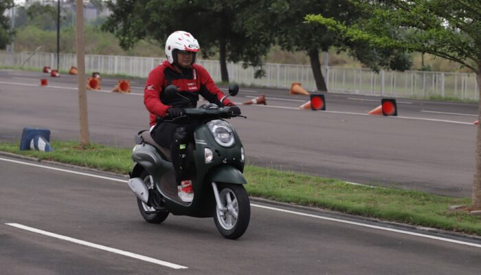 Simak Tips Berkendara dengan Sepeda Motor saat Hujan