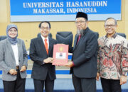 Rektor Unhas Serahkan SK 34 Guru Besar Baru