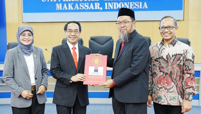 Rektor Unhas Serahkan SK 34 Guru Besar Baru