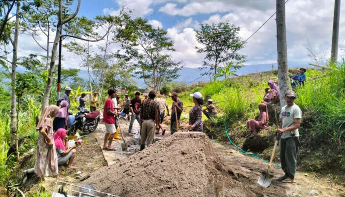 Warga Kec.Parigi Berinisiatif Gotong royong Membuat Jalan Baru Akibat Longsor