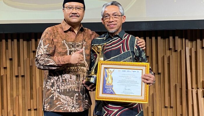 Atas Nama PERDAMI, Prof. Budu Dekan Pascasarjana Unhas Terima YPP Award 2024 Bidang Kesehatan