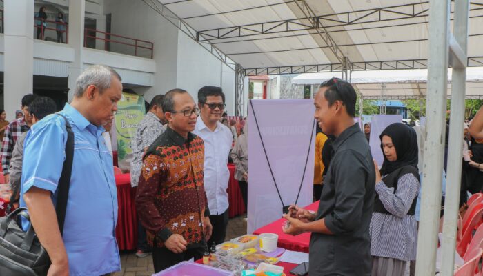 Unhas Gelar Pameran Produk Inovasi Wirausaha Mahasiswa