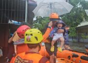 Tim rescue Basarnas Makassar masih terus melakukan evakuasi korban banjir