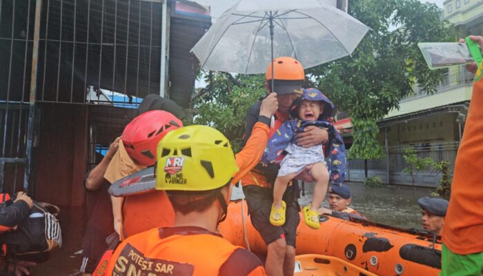 Tim rescue Basarnas Makassar masih terus melakukan evakuasi korban banjir