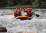 Latihan Beregu Arus Deras Rescuer Kantor SAR Makassar