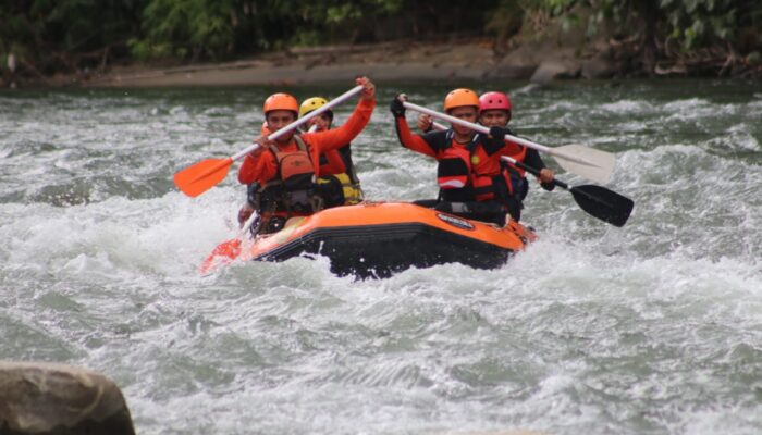 Latihan Beregu Arus Deras Rescuer Kantor SAR Makassar