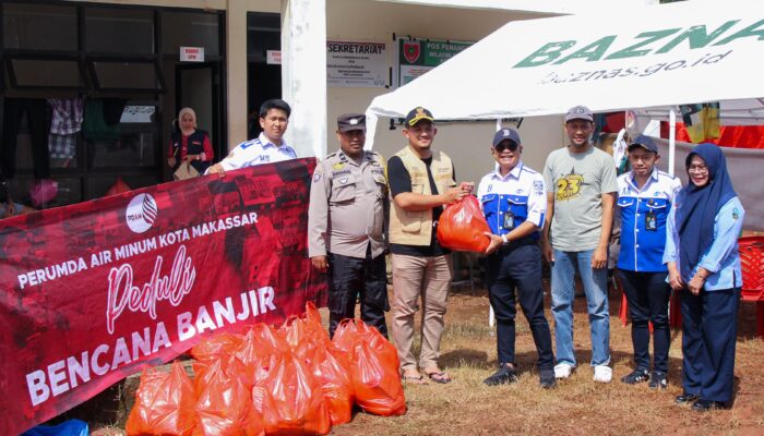 Perumda Air Minum Kota Makassar Salurkan Bantuan Sembako kepada Warga Terdampak Banjir di Perumnas Antang