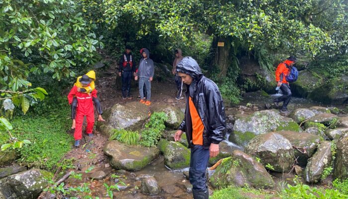 Alami Trouble di Gunung Lompobattang, Satu Pendaki Dievakuasi Tim Sar Gabungan