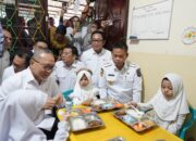 Dua Menteri Kabinet Merah Putih – Pj Gubernur Sulsel Prof Fadjry Djufry Tinjau Makan Bergizi Gratis di Makassar