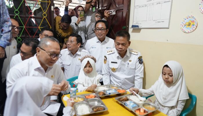 Dua Menteri Kabinet Merah Putih – Pj Gubernur Sulsel Prof Fadjry Djufry Tinjau Makan Bergizi Gratis di Makassar