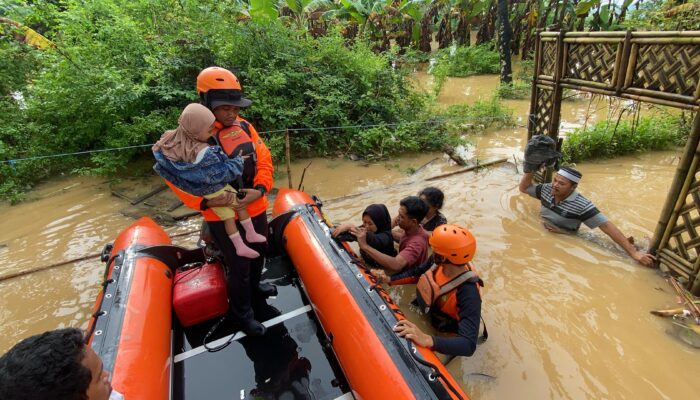 Banjir Landa Sulawesi Selatan, Basarnas Evakuasi Warga Terdampak di Maros dan Makassar