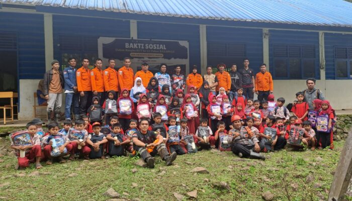 Menyambut HUT ke-53, Basarnas Makassar beri bantuan ke sekolah di pedalaman