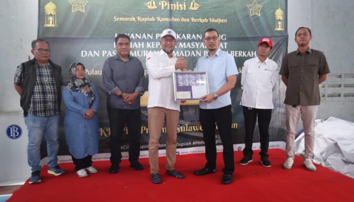 Plh Sekda Makassar Bersama Kepala BI Sulsel Buka Layanan Penukaran Uang dan Pasar Murah di Pulau Lae-lae