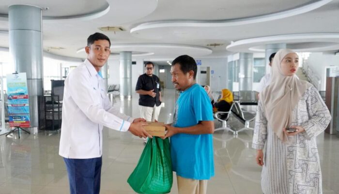 Pelindo Regional 4 Makassar Bagi Takjil Kepada Pengunjung dan Pemudik di Pelabuhan Makassar