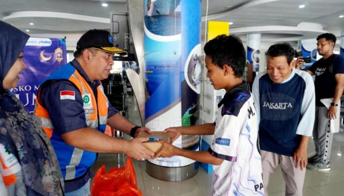 Pelindo Regional 4 Makassar Berikan Kenyamanan Pemudik Lewat Pembagian Nasi Kotak