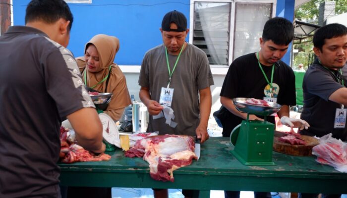 Peduli Masyarakat Sekitar, Pelindo Regional 4 Bagikan Daging Hewan Qurban