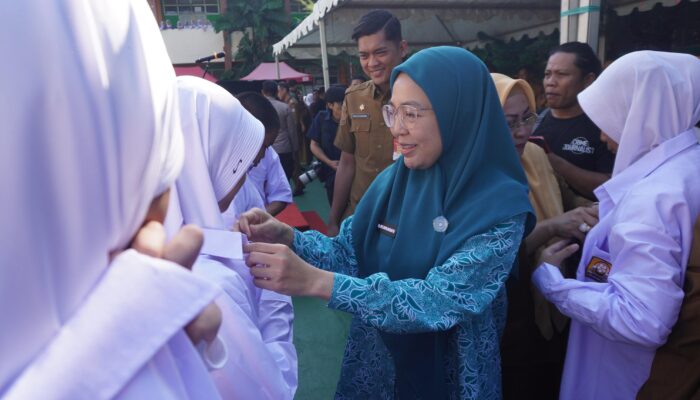 TP PKK Dukung Pemerataan Pendidikan, Melinda Aksa Dampingi Wali Kota Makassar Salurkan Seragam Sekolah Gratis