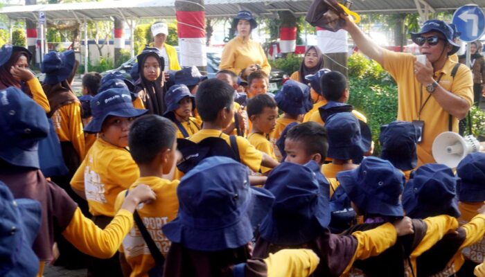 Pelindo Regional 4 Makassar Kenalkan Dunia Pelabuhan ke Siswa SD lewat Port Visit