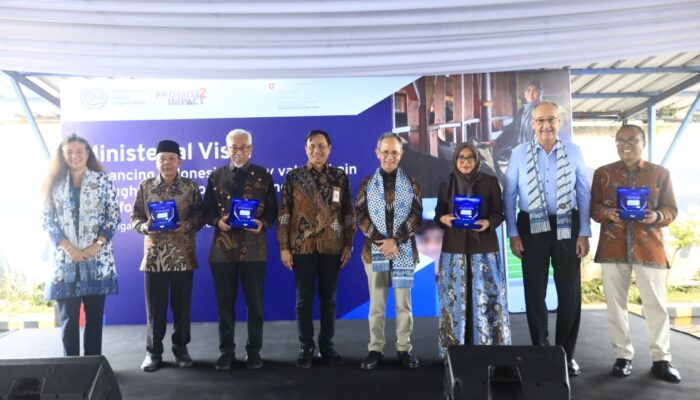 Perkuat Ekonomi Daerah Dorong Digitalisasi Ekosistem Sapi Perah OJK dan Wapres Swiss Kunjungi Koperasi Peternakan Pangalengan Bandung