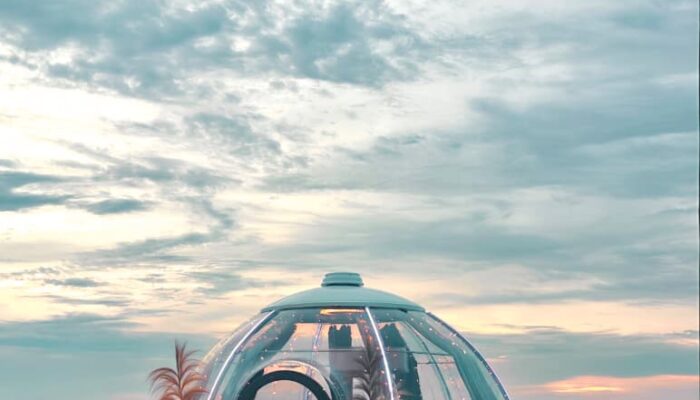 DOME IN THE SKY — PERTAMA DI MAKASSAR Sebuah pengalaman dining mewah di ketinggian, hanya di Hotel Hyatt Place Makassar