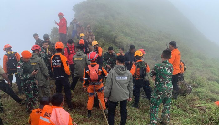 Evakuasi Korban Pesawat ATR 42-500 Tertunda Cuaca Buruk, Tim SAR Bertahan di Puncak Bulusaraung