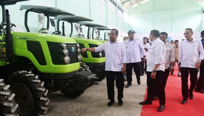 812 Kelompok Tani Sulsel Terima Alsintan, Gubernur Sulsel: untuk Wujudkan Swasembada Pangan