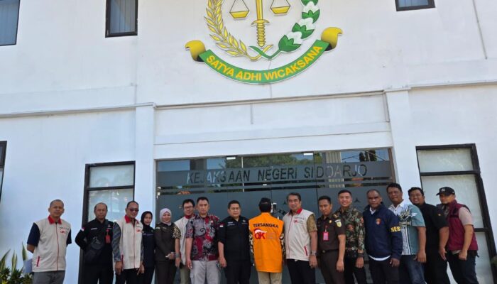OJK Serahkan Tersangka dan Barang Bukti Kasus PT BPR SAWA kepada Kejaksaan Negeri Sidoarjo